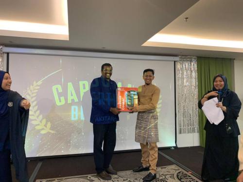 photo 6138544062228183236 y