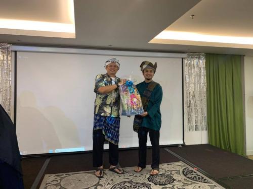 photo 6138544062228183290 y