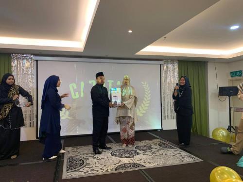 photo 6138544062228183317 y