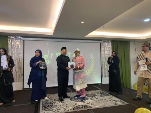 photo 6138544062228183321 y