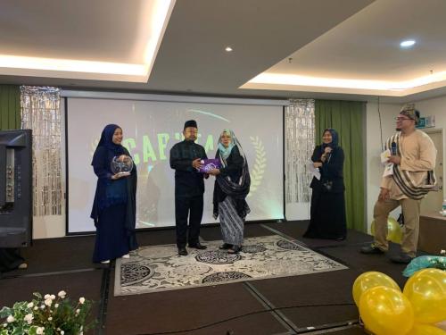 photo 6138544062228183329 y